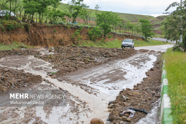 سیلابی شدن رودخانه‌های روستاهای کاشان بر اثر بارش رگبار