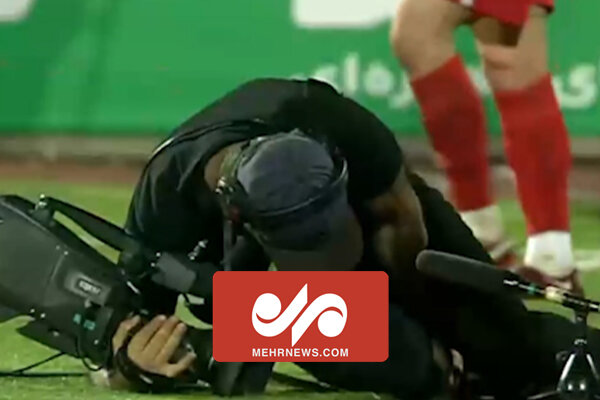 تصویربردار دربی قربانی پرتاب سنگ و بطری تماشاگران استقلال!