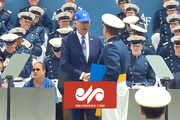 فیلم لحظه زمین خوردن جو بایدن در یک مراسم رسمی