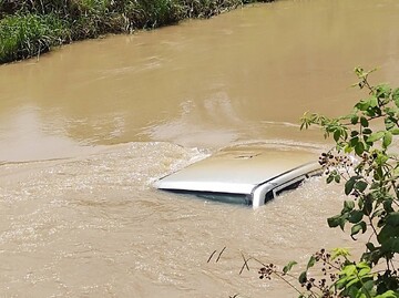 سقوط پراید در رودخانه/ راننده نجات یافت