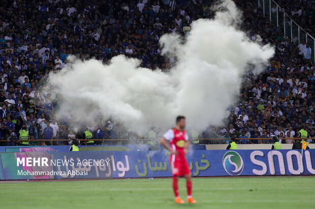 فینال جام حذفی فوتبال بین تیم های فوتبال استقلال تهران و پرسپولیس پرسپولیس تهران