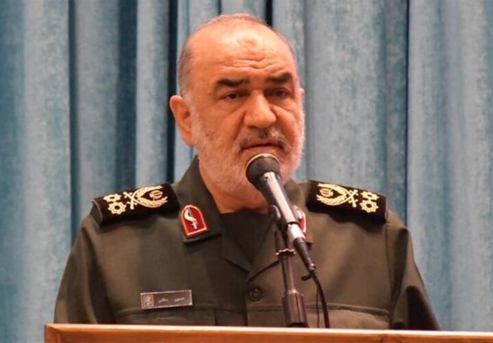 سردار سلامی: موفقیت در جنگ ترکیبی با حضور مردم امکانپذیر است