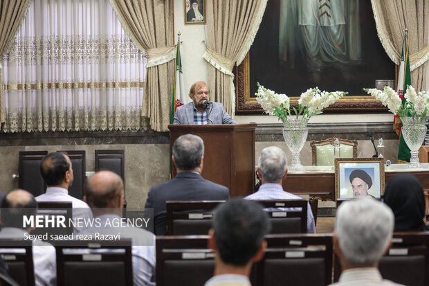  «محمدرضا موحدی»، مسئول کمیته ادیان الهی ستاد بزرگداشت حضرت امام خمینی (س) در حال سخنرانی در مراسم بزرگداشت جامعه زرتشتیان است