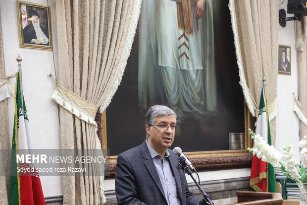  افشین نمیرانیان رئیس انجمن زرتشتیان تهران در حال سخنرانی در مراسم بزرگداشت جامعه زرتشتیان است