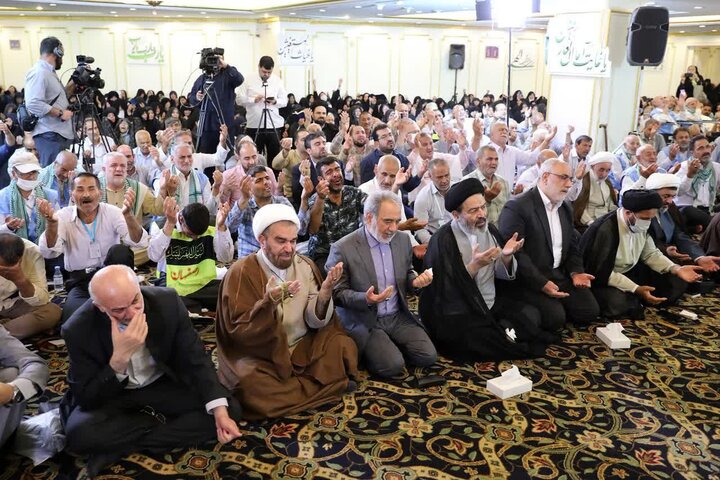 «بداخلاقی» جامعه را به عقب میراند/ باید از پیامبر اخلاق را آموخت