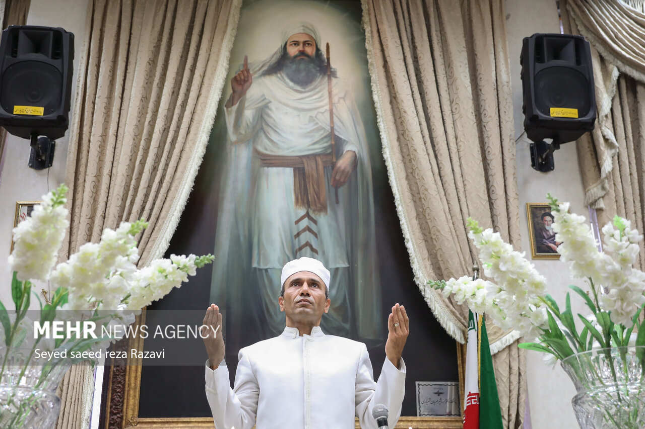 İran'da yaşayan Zerdüştler İmam Humeyni'nin (r.a) vefat yıldönümünü andı