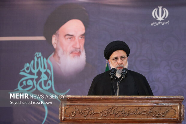  حجت الاسلام سیدابراهیم رئیسی رئیس جمهور در حال سخنرانی در مراسم شب سی و چهارمین سالگرد ارتحال امام راحل است