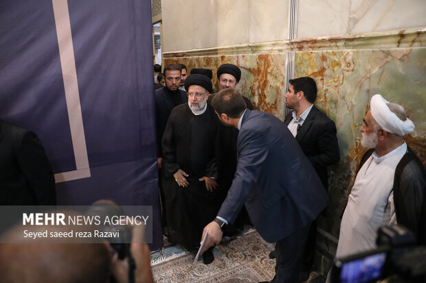 حجت الاسلام سیدابراهیم رئیسی رئیس جمهور در حال ورود به محل برگزاری مراسم شب سی و چهارمین سالگرد ارتحال امام راحل است