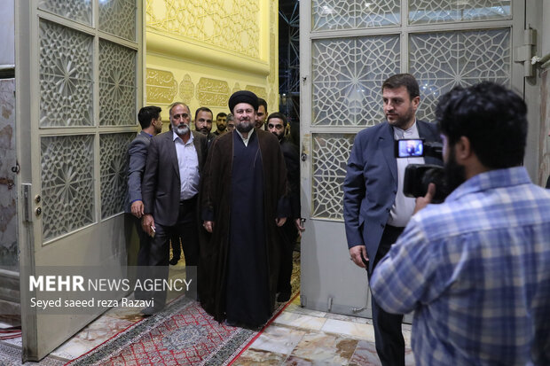 سید حسن خمینی در حال ورود به محل برگزاری مراسم شب سی و چهارمین سالگرد ارتحال امام راحل است