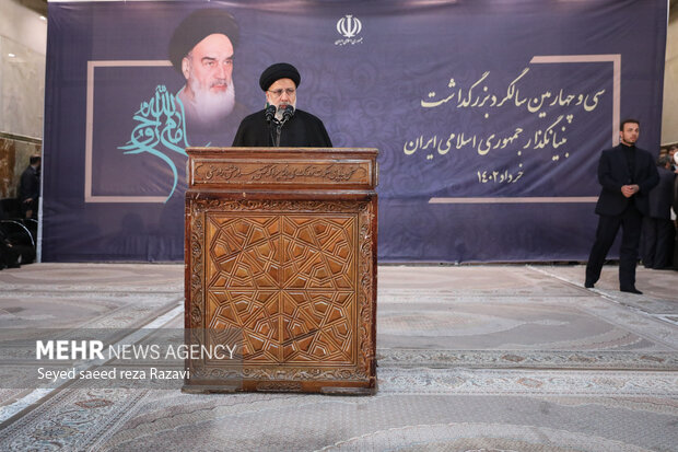  حجت الاسلام سیدابراهیم رئیسی رئیس جمهور در حال سخنرانی در مراسم شب سی و چهارمین سالگرد ارتحال امام راحل است