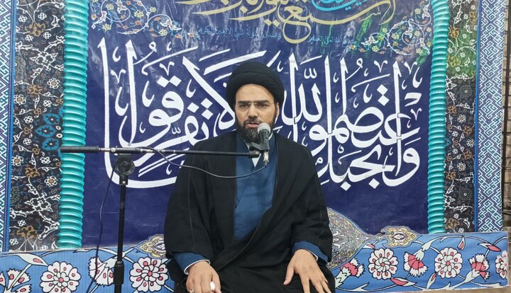 امام خمینی (ره) در مسیر حق حرکت میکرد امام خمینی (ره) در مسیر حق حرکت میکرد