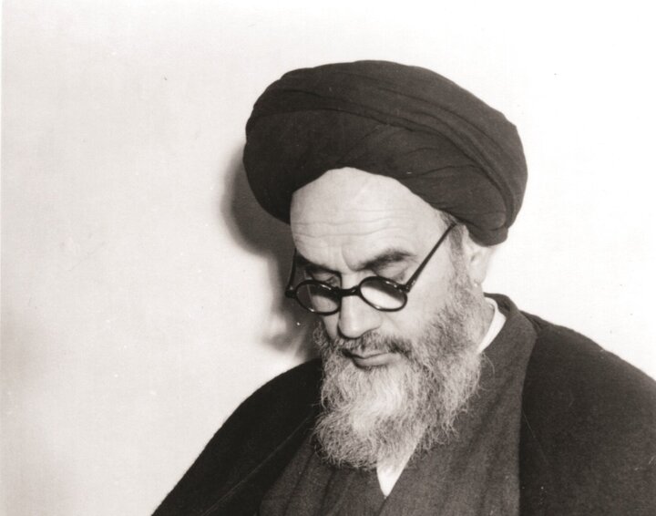 امام خمینی (ره) «رسانه» را در رأس امور می‌داند