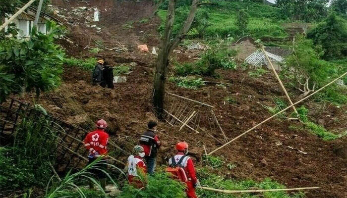 چینی صوبہ سیچوان میں پہاڑی تودہ گرنے سے 14 افراد ہلاک، 5 لاپتہ