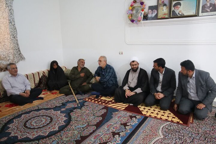 استاندار کرمان با خانواده «شهید حسن میری» در عنبرآباد دیدار کرد