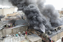 آتش‌ سوزی در انبار چسب در محدوده بازار تهران