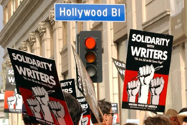نویسندگان بریتانیا در حمایت از اعتصاب در آمریکا به خیابان می‌آیند