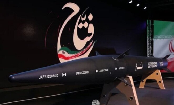 حرس الثورة الإسلامية يزيح الستار عن صاروخ "فتاح" الفرط صوتي+ صور