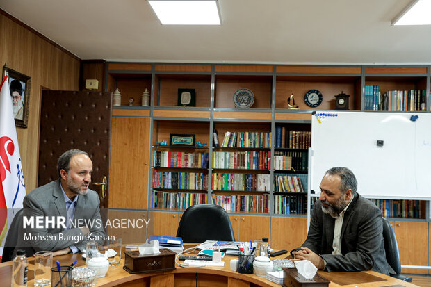 هاشم داداش پور معاون وزیر علوم و رئیس سازمان امور دانشجویان در حال گفتگو با محمدمهدی رحمتی مدیر گروه رسانه ای مهر است
