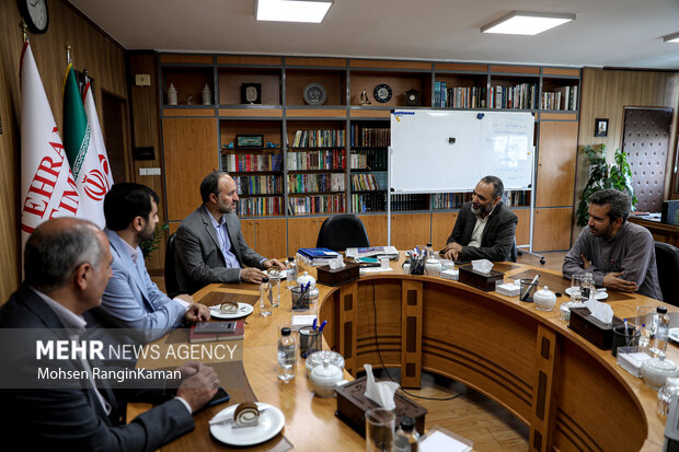 هاشم داداش پور معاون وزیر علوم و رئیس سازمان امور دانشجویان در حال گفتگو با محمدمهدی رحمتی مدیر گروه رسانه ای مهر است
