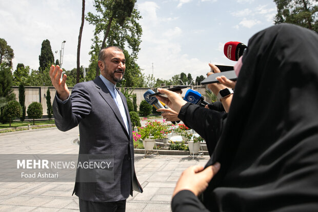 حسین امیر عبدالهیان وزیر امور خارجه در حاشیه هیئت دولت حضور دارد
