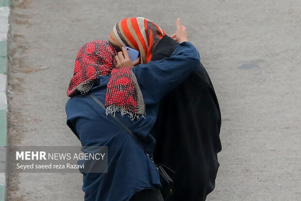 در پی باد و طوفان بعدازظهر امروز پنج شنبه ۱۸ خرداد ماه ۱۴۰۲ و وزش شدید باد در تهران خساراتی را به درختان، تابلوهای تبلیغاتی و ترافیک در بزرگراه‌ها در پایتخت وارد شد