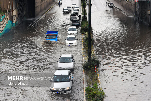 وضعیت زیرگذر هاشمی‌رفسنجانی مهرویلا هنگام بارندگی