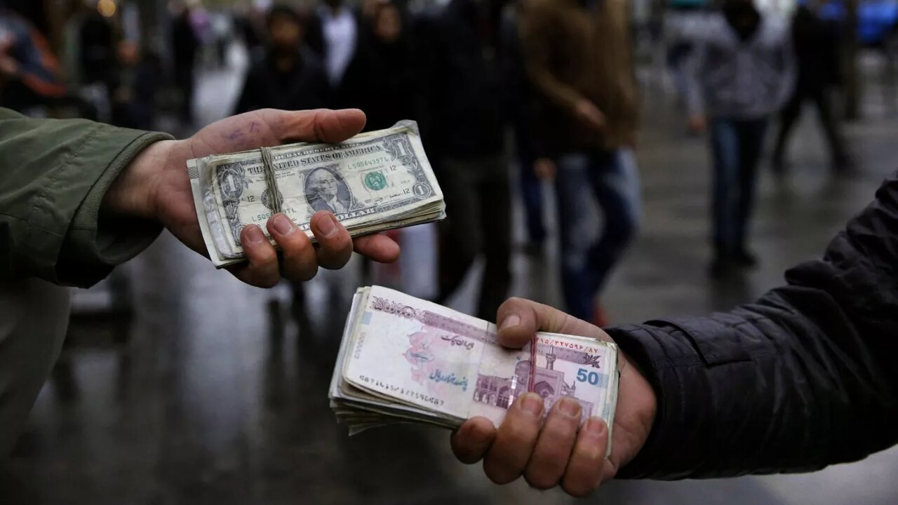 کشف یک هزار دلار قاچاق در غرب تهران/یک نفر دستگیر شد