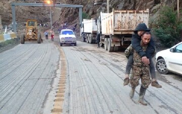 امدادرسانی نیروهای جهادی به ۴۵۰ سیل‌زده در جاده چالوس