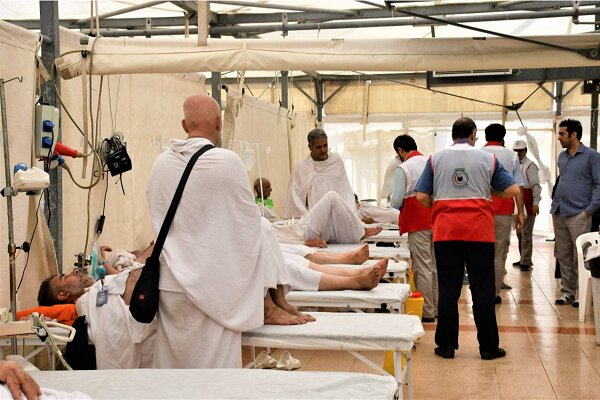 خدمات‌رسانی ۴۳۰ نفر از کادر بهداشت و درمان به حجاج ایرانی