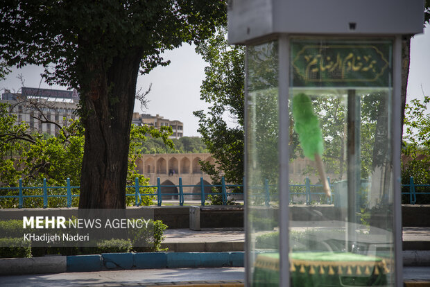 نمادهای امام رضایی در چهارراه‌های شهر اصفهان در قالب پویش «همه خادم الرضاییم» نصب شده است.