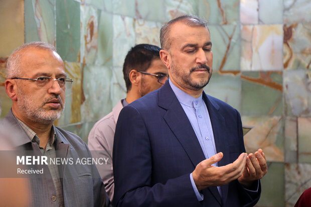 وزیر امور خارجه حرم مطهر حضرت معصومه (س) را زیارت کرد + تصاویر