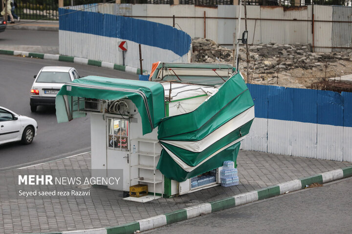 در پی باد و طوفان بعدازظهر امروز پنج شنبه ۱۸ خرداد ماه ۱۴۰۲ و وزش شدید باد در تهران خساراتی را به درختان، تابلوهای تبلیغاتی و ترافیک در بزرگراه‌ها در پایتخت وارد شد