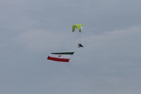 اهتزاز پرچم ایران اسلامی در آسمان سواحل انزلی