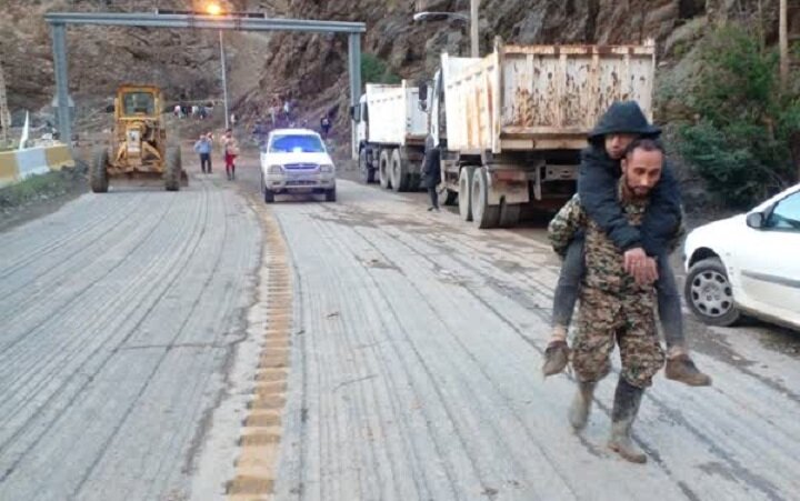 امدادرسانی نیروهای جهادی به ۴۵۰ سیل‌زده در جاده چالوس