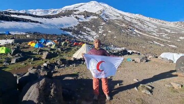 امدادگر هلال احمر یزد به قله آرارات ترکیه صعود کرد