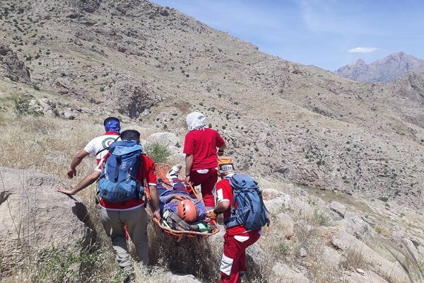 امدادرسانی نجاتگران البرزی به کوهنورد گرفتار در دره صعب‌العبور