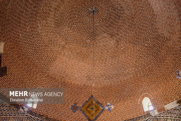 نمای کلی مسجد از هنر آجر تراشی بهره می برد.