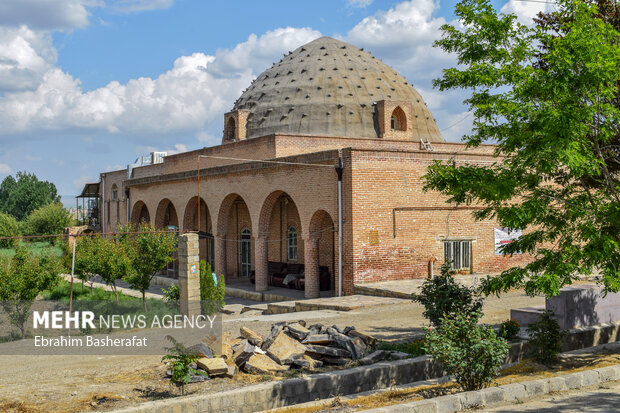 بنای مسجد حمامیان مربع شکل است و جز معماری‌های بی نظیر مذهبی در ایران به شمار می‌رود.