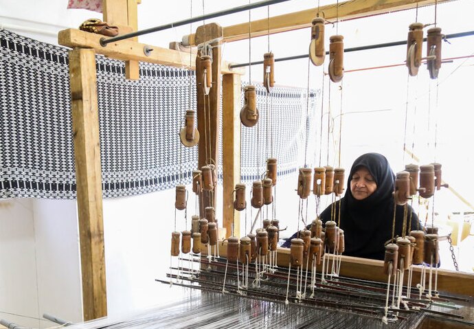 نقش دوباره احرامی بر دار نساجی یزد/هنر احرامی بافی احیا میشود