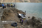 تصاویری از نجات سرنشینان خودروی گرفتار در رودخانۀ کرج