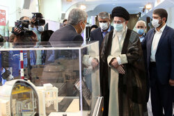 تقرير مصور... قائد الثورة الاسلامية يتفقد معرض إنجازات الصناعة النووية في البلاد