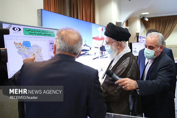 Leader visits Iran's nuclear industry achievements exhibition
