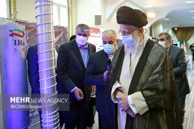 Leader visits Iran's nuclear industry achievements exhibition