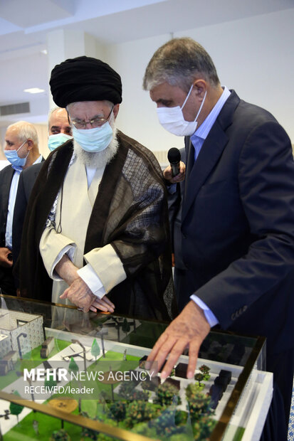 قائد الثورة الاسلامية يتفقد معرض إنجازات الصناعة النووية في البلاد
