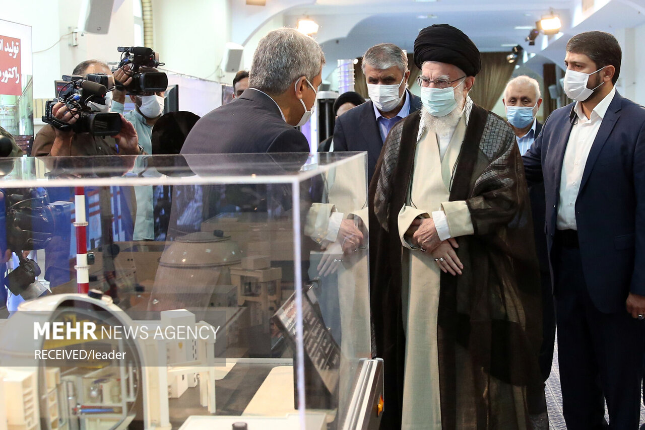 تقرير مصور... قائد الثورة الاسلامية يتفقد معرض إنجازات الصناعة النووية في البلاد