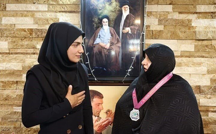 «سپیده بابایی»مدال خود را به خانواده شهید «طهرانی مقدم» تقدیم کرد