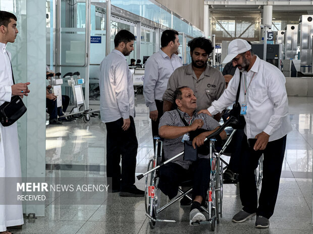 کاروان جانبازان دفاع مقدس پس از ورود به سرزمین وحی مورد استقبال اعضای بعثه مقام معظم رهبری قرار گرفتند