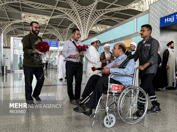 کاروان جانبازان دفاع مقدس پس از ورود به سرزمین وحی مورد استقبال اعضای بعثه مقام معظم رهبری قرار گرفتند