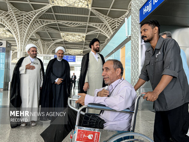 کاروان جانبازان دفاع مقدس پس از ورود به سرزمین وحی مورد استقبال اعضای بعثه مقام معظم رهبری قرار گرفتند