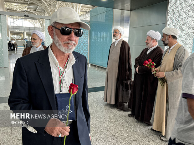 کاروان جانبازان دفاع مقدس پس از ورود به سرزمین وحی مورد استقبال اعضای بعثه مقام معظم رهبری قرار گرفتند